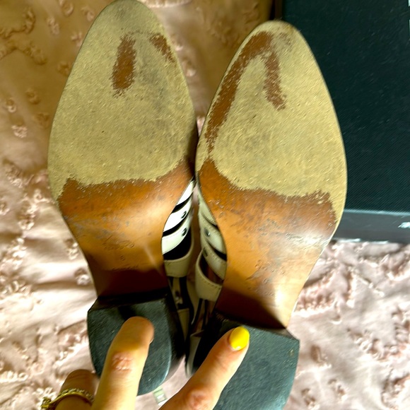 White booties from COACH size 6 can fit a 6 1/2 - Picture 4 of 8